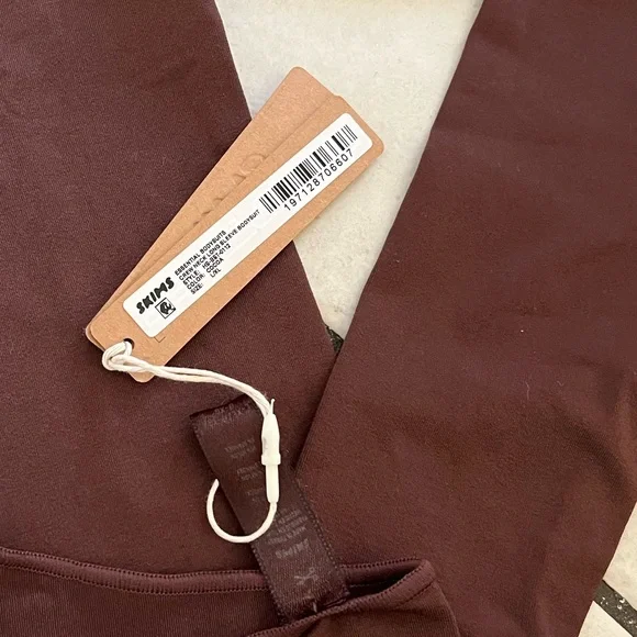 Skims- Essential Crewneck Neck Long Sleeve Bodysuit - Picture 7 of 7